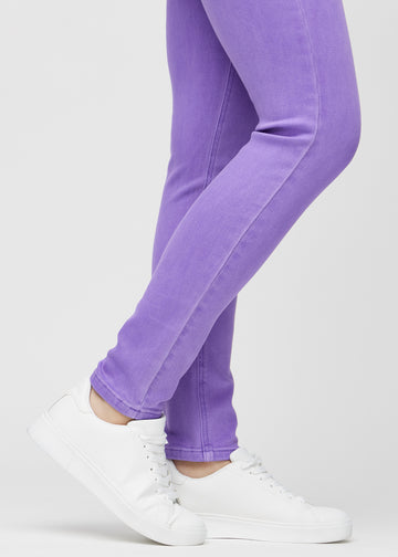 Slimjeans för kvinnor i lila, färgen Lavenders. Närbild vid anklarna på en modell som visar passformen vid bensluten.