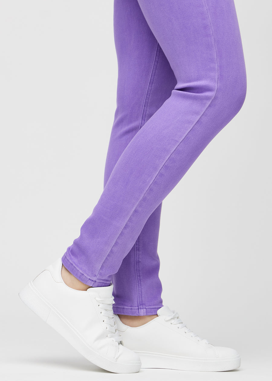 Slimjeans för kvinnor i lila, färgen Lavenders. Närbild vid anklarna på en modell som visar passformen vid bensluten.
