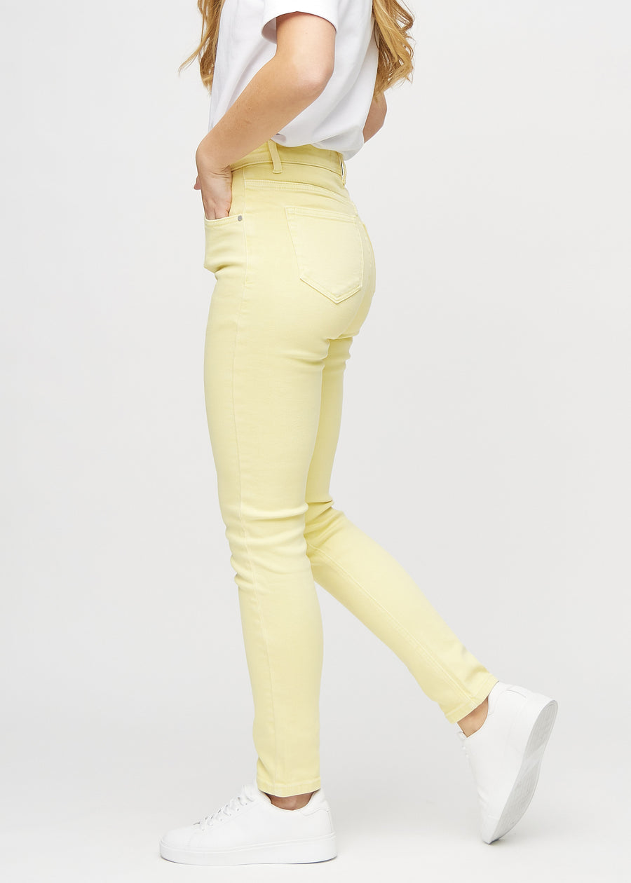 Slimjeans för kvinnor i ljusgul, färgen Lemonades. Från sidan på en modell.