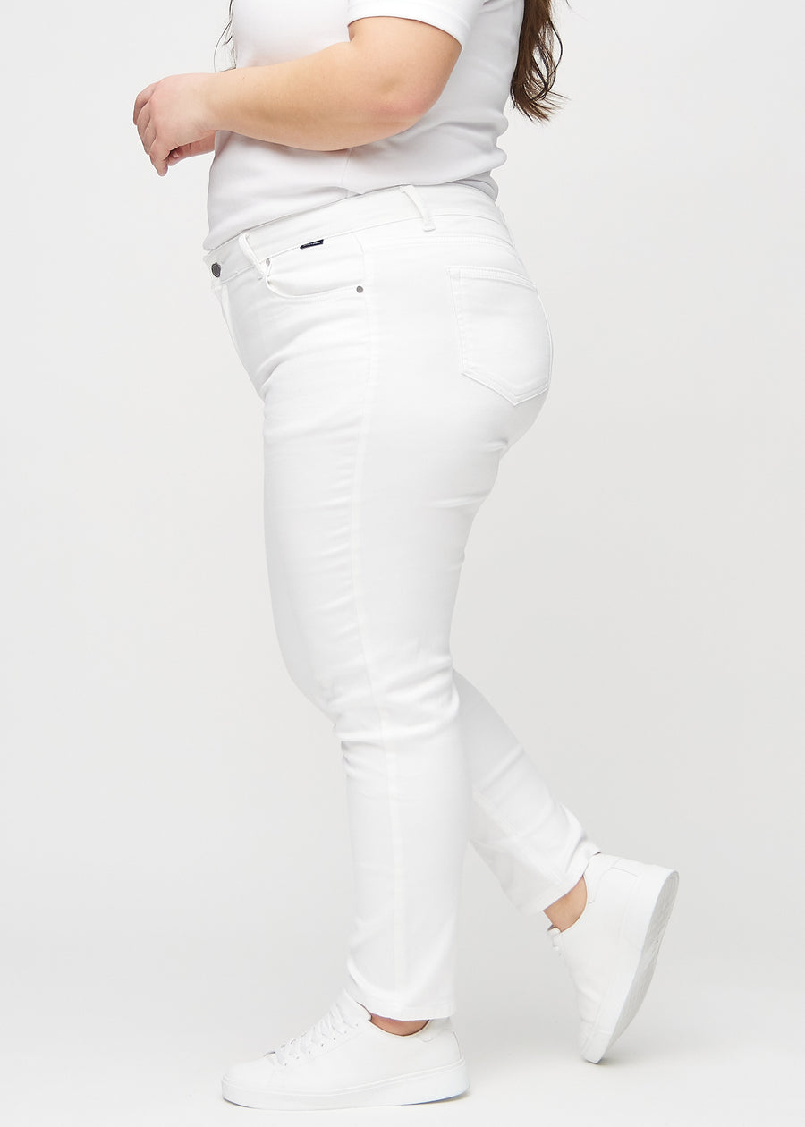 Slimjeans för kvinnor i vit, färgen Marguerites. Från sidan på en plus size-modell.