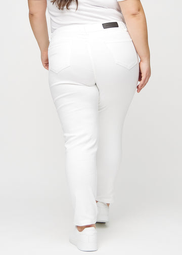 Slimjeans för kvinnor i vit, färgen Marguerites. Bakifrån på en plus size-modell, så att hela passformen syns.