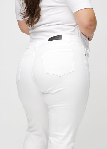 Slimjeans för kvinnor i vit, färgen Marguerites. Närbild bakifrån på en plus size-modell som visar detaljerna.