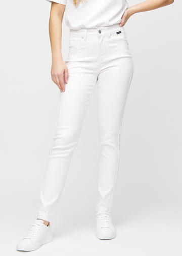Slimjeans för kvinnor i vit, färgen Marguerites. Framifrån på en modell, med kroppsnära ben och lite mer utrymme vid anklarna.