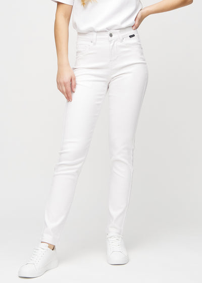 Slimjeans för kvinnor i vit, färgen Marguerites. Framifrån på en modell, med kroppsnära ben och lite mer utrymme vid anklarna.