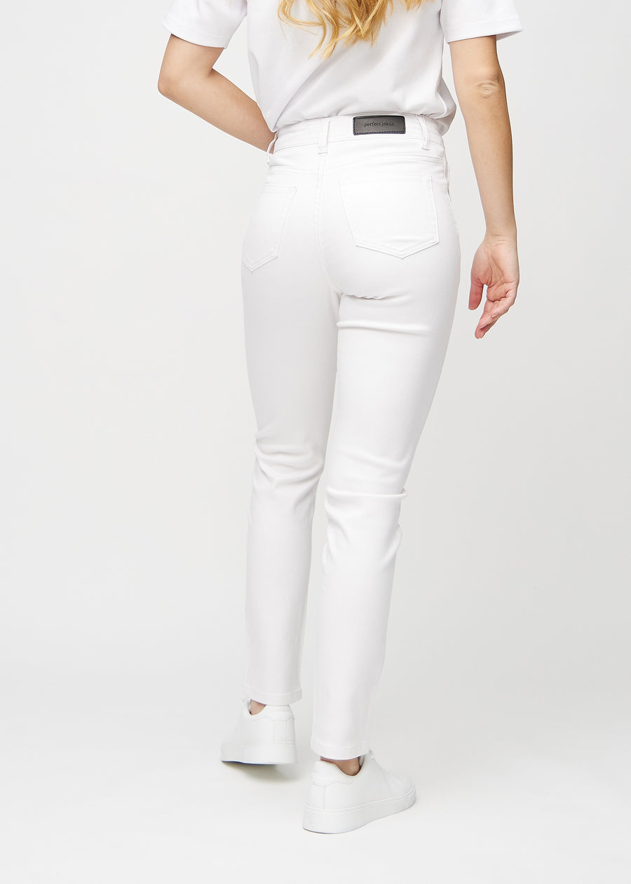 Slimjeans för kvinnor i vit, färgen Marguerites. Bakifrån på en modell, så att hela passformen syns.