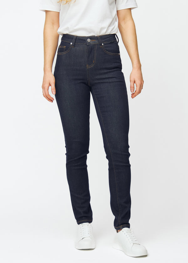 Djupt mörkblå denim jeans för kvinnor i färgen Midnights med slim passform, som är figursydd från midja till ankel, sedd framifrån.