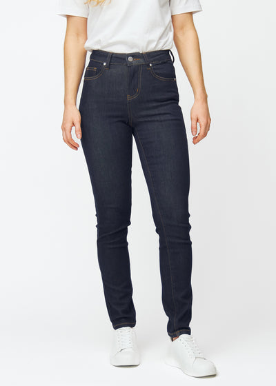 Djupt mörkblå denim jeans för kvinnor i färgen Midnights med slim passform, som är figursydd från midja till ankel, sedd framifrån.
