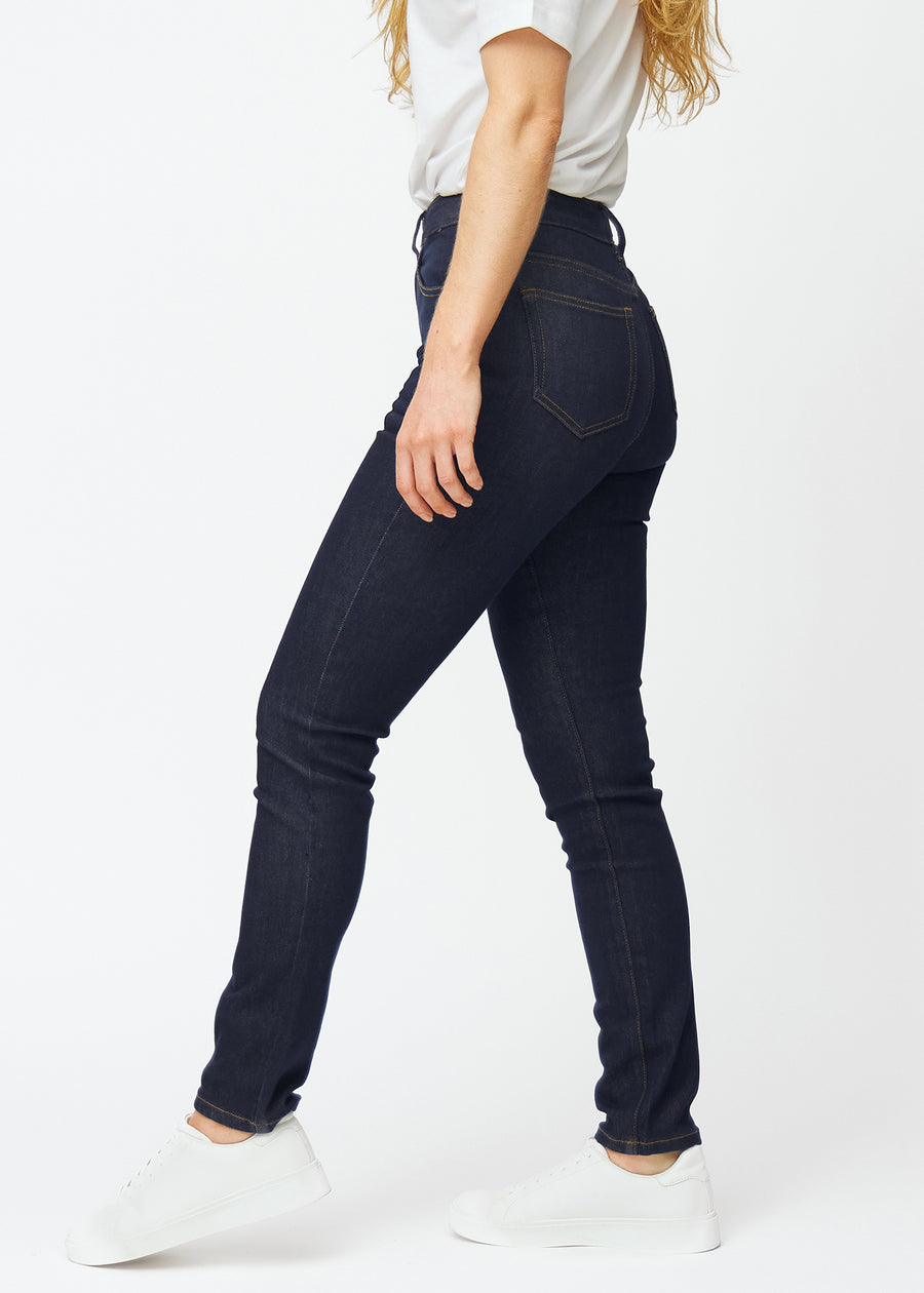 Djupt mörkblå denim jeans för kvinnor i färgen Midnights med slim passform sedd från sidan på modell.