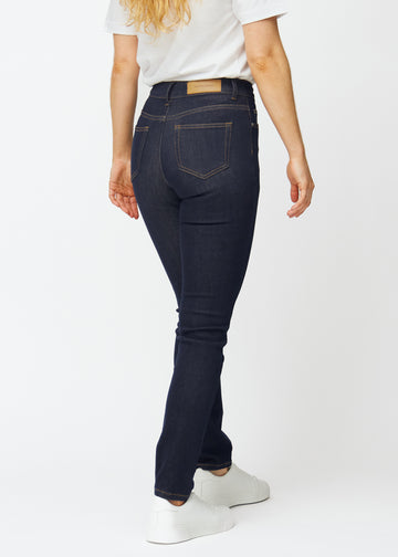 Djupt mörkblå denim jeans för kvinnor i färgen Midnights sedd bakifrån.
