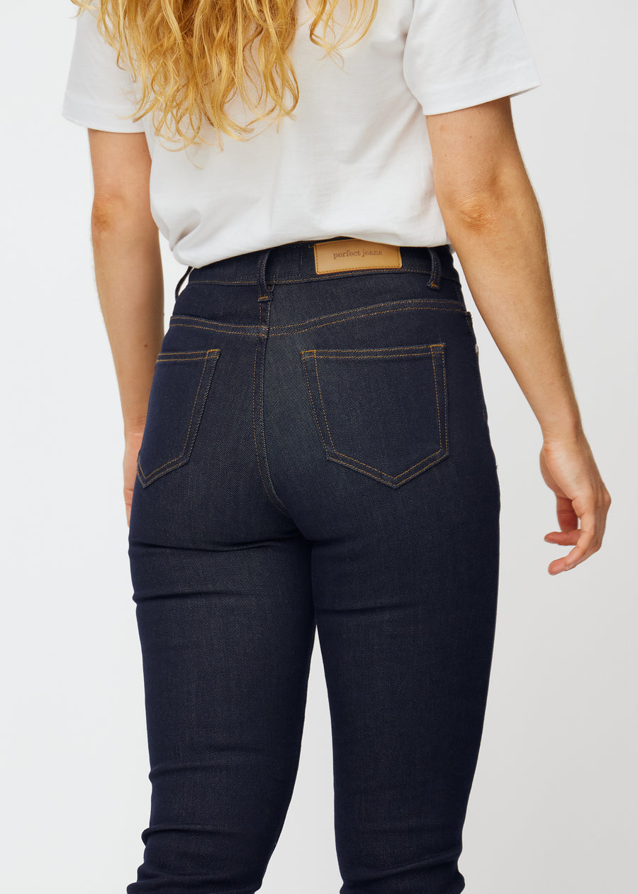 Djupt mörkblå denim jeans för kvinnor i färgen Midnights sedd bakifrån i närbild för att visa passform och detaljer.