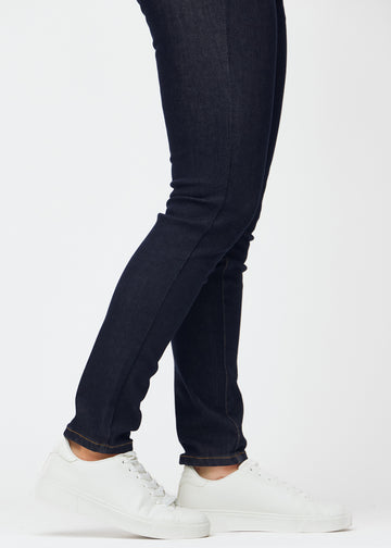 Djupt mörkblå denim jeans för kvinnor i färgen Midnights med slim passform sedd i närbild vid anklarna för att visa den figursydda avslutningen.