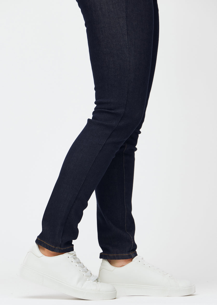 Djupt mörkblå denim jeans för kvinnor i färgen Midnights med slim passform sedd i närbild vid anklarna för att visa den figursydda avslutningen.