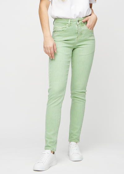 Ljusgröna slim jeans, modellnamn Mints, som sitter tätt längs benet, men lite lösare vid ankeln, sedd framifrån.