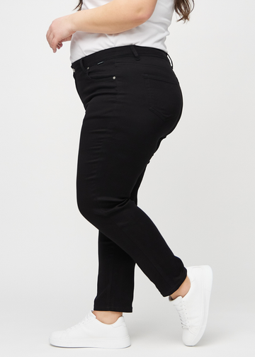 Slimjeans för kvinnor i svart, färgen Ravens. Från sidan på en plus size-modell.