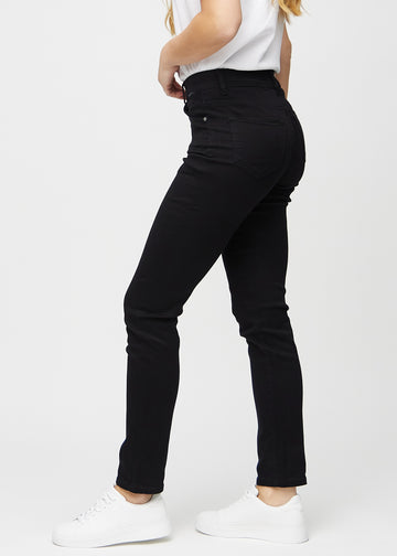Slimjeans för kvinnor i svart, färgen Ravens. Från sidan på en modell.