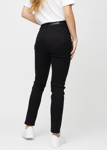Slimjeans för kvinnor i svart, färgen Ravens. Bakifrån på en modell, så att hela passformen syns.