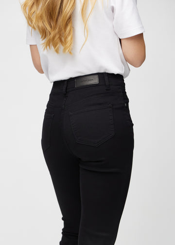 Slimjeans för kvinnor i svart, färgen Ravens. Närbild bakifrån på en modell som visar detaljerna.