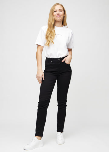 Slimjeans för kvinnor i svart, färgen Ravens. Helbild av en modell som bär jeansen.