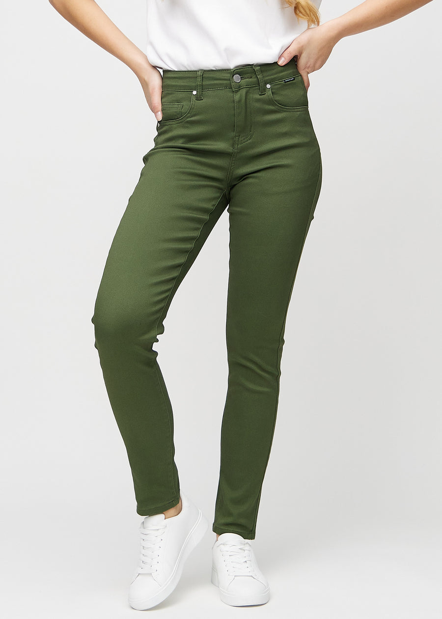 Slimjeans för kvinnor i mörkgrön, färgen Renewals. Framifrån på en modell, med kroppsnära ben och lite mer utrymme vid anklarna.