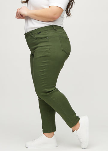 Slimjeans för kvinnor i mörkgrön, färgen Renewals. Från sidan på en plus size-modell.