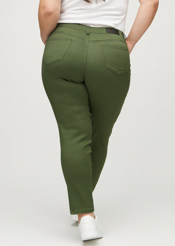 Slimjeans för kvinnor i mörkgrön, färgen Renewals. Bakifrån på en plus size-modell, så att hela passformen syns.