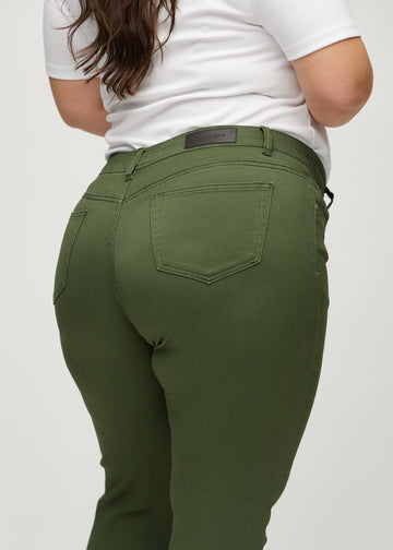 Slimjeans för kvinnor i mörkgrön, färgen Renewals. Närbild bakifrån på en plus size-modell som visar detaljerna.