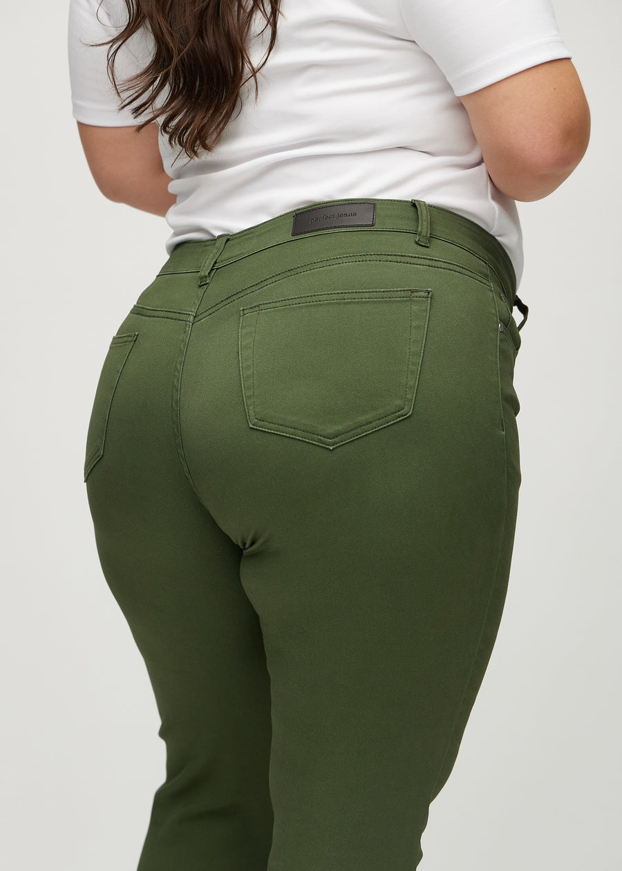 Slimjeans för kvinnor i mörkgrön, färgen Renewals. Närbild bakifrån på en plus size-modell som visar detaljerna.