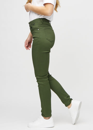 Slimjeans för kvinnor i mörkgrön, färgen Renewals. Från sidan på en modell.