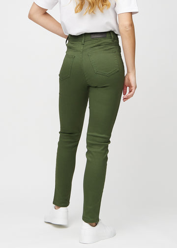 Slimjeans för kvinnor i mörkgrön, färgen Renewals. Bakifrån på en modell, så att hela passformen syns.