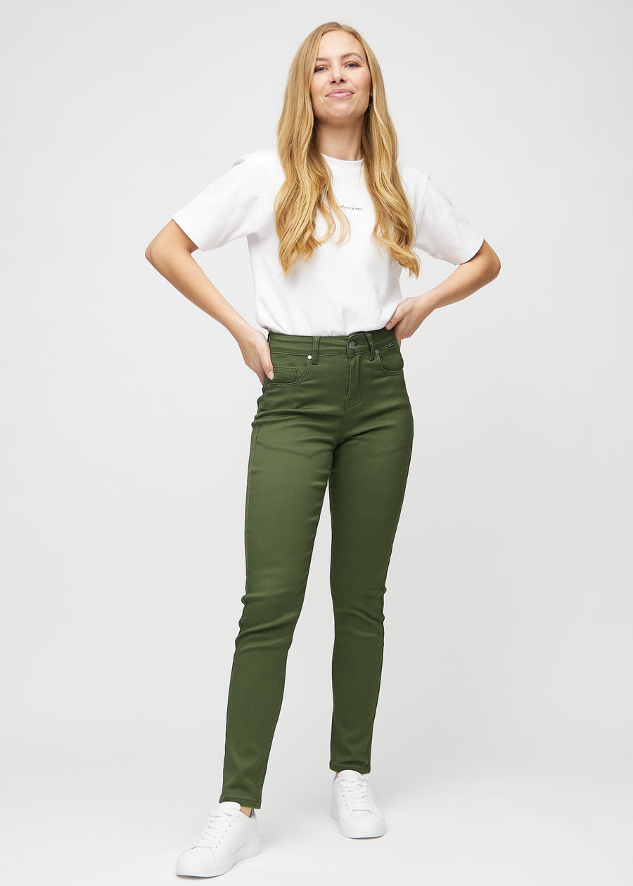 Slimjeans för kvinnor i mörkgrön, färgen Renewals. Helbild av en modell som bär jeansen.
