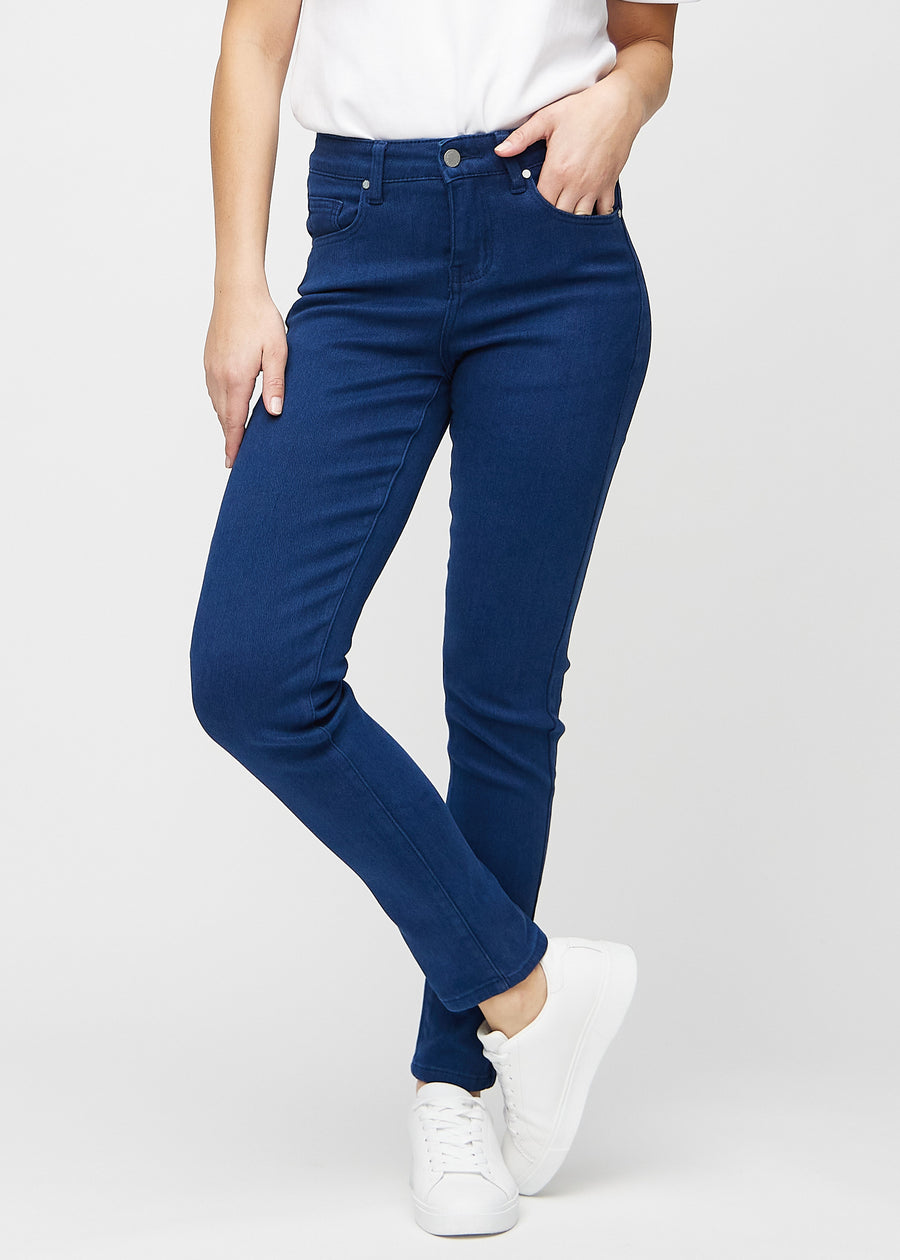 Slimjeans för kvinnor i mörkblå, färgen Royals. Framifrån på en modell, med kroppsnära ben och lite mer utrymme vid anklarna.