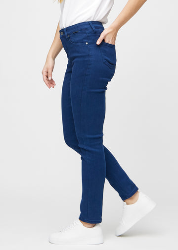 Slimjeans för kvinnor i mörkblå, färgen Royals. Från sidan på en modell.