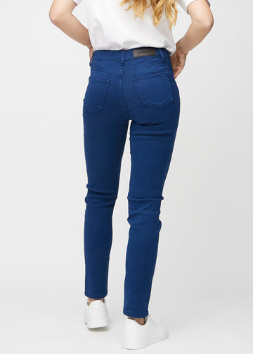 Slimjeans för kvinnor i mörkblå, färgen Royals. Bakifrån på en modell, så att hela passformen syns.