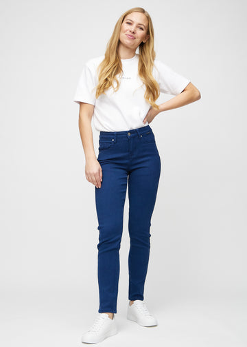 Slimjeans för kvinnor i mörkblå, färgen Royals. Helbild av en modell som bär jeansen.