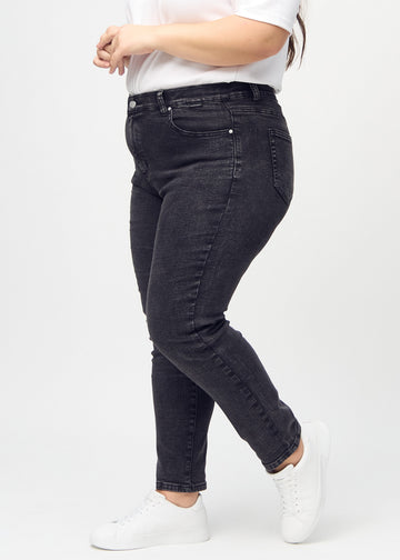 Slimjeans för kvinnor i mörkgrå, färgen Shadows. Från sidan på en plus size-modell.