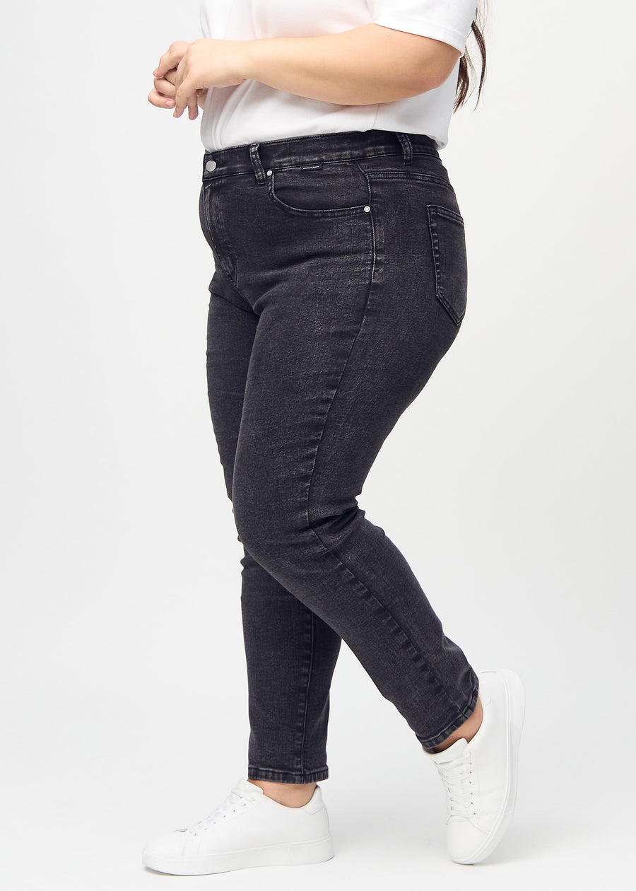 Slimjeans för kvinnor i mörkgrå, färgen Shadows. Från sidan på en plus size-modell.