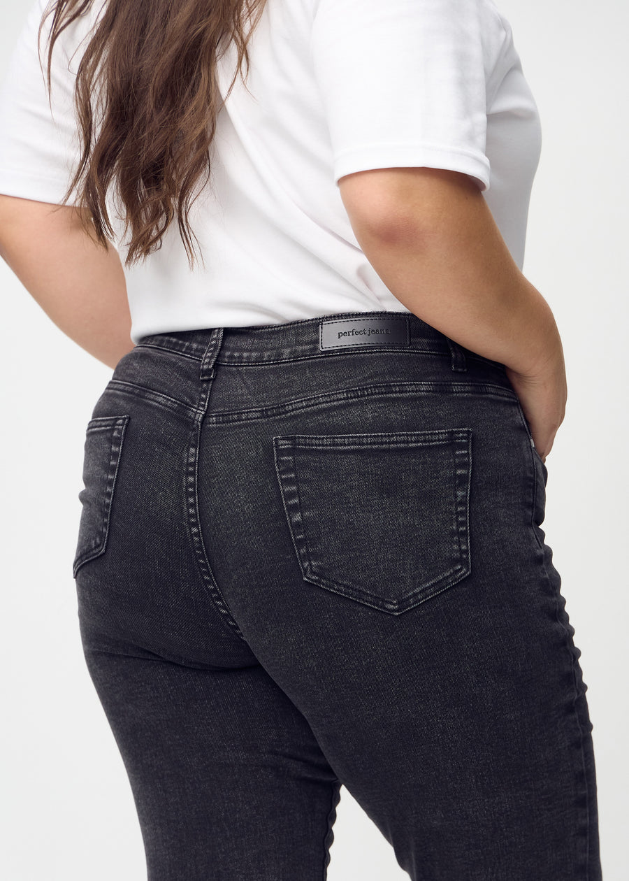 Slimjeans för kvinnor i mörkgrå, färgen Shadows. Närbild bakifrån på en plus size-modell som visar detaljerna.