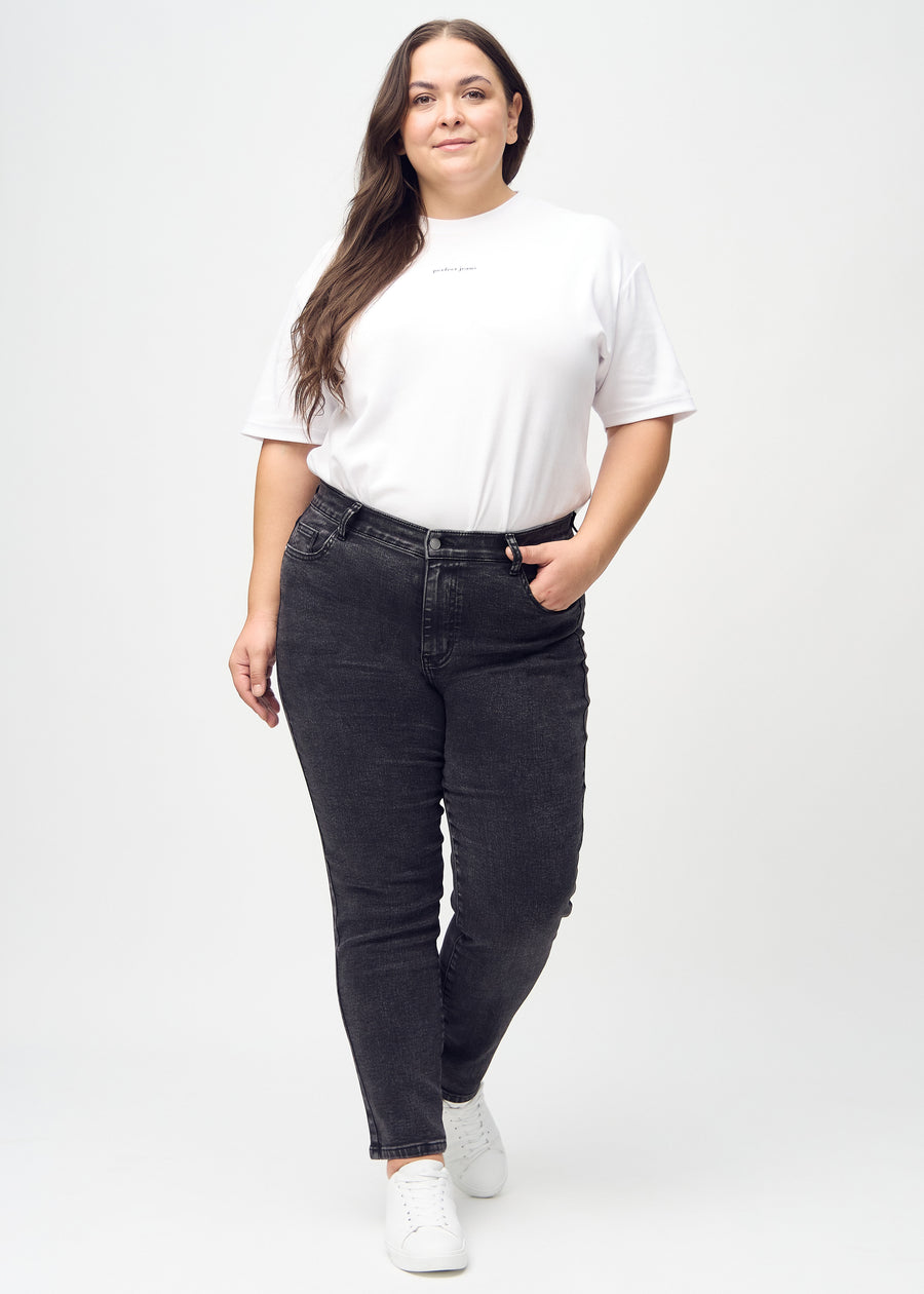 Slimjeans för kvinnor i mörkgrå, färgen Shadows. Helbild av en plus size-modell som bär jeansen.