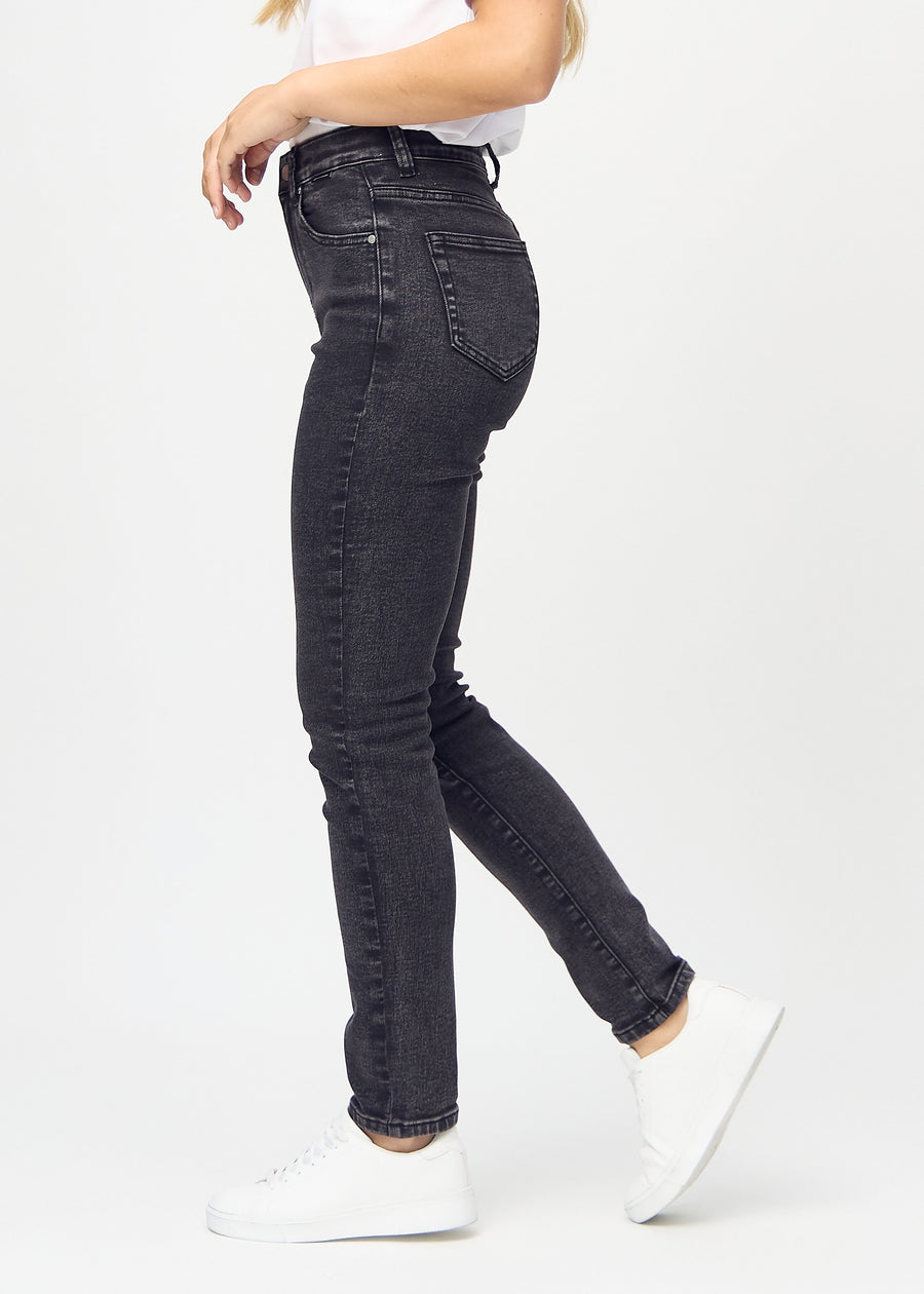 Slimjeans för kvinnor i mörkgrå, färgen Shadows. Från sidan på en modell.