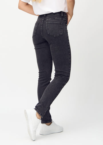 Slimjeans för kvinnor i mörkgrå, färgen Shadows. Bakifrån på en modell, så att hela passformen syns.