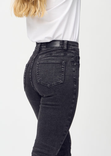 Slimjeans för kvinnor i mörkgrå, färgen Shadows. Närbild bakifrån på en modell som visar detaljerna.