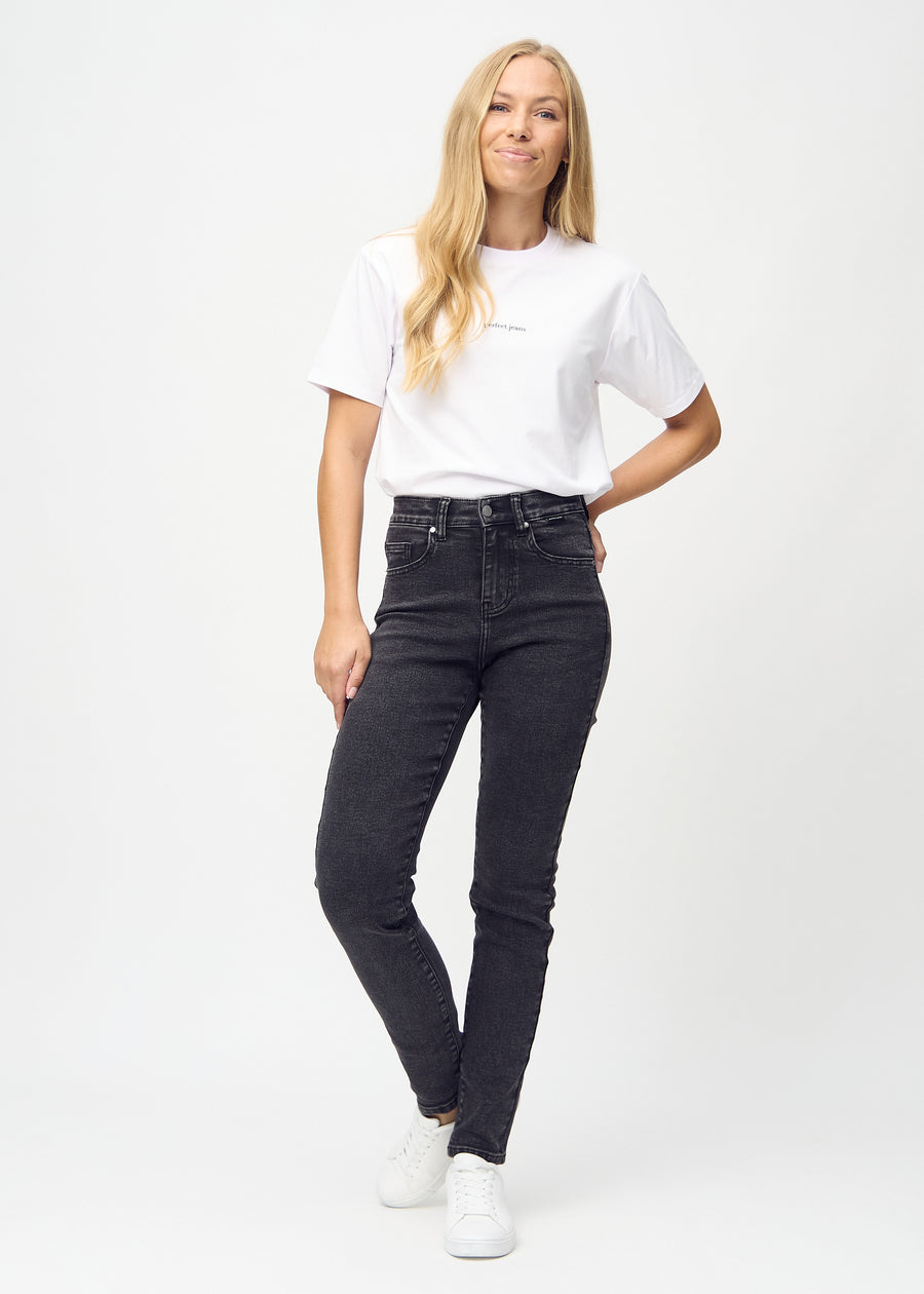 Slimjeans för kvinnor i mörkgrå, färgen Shadows. Helbild av en modell som bär jeansen.