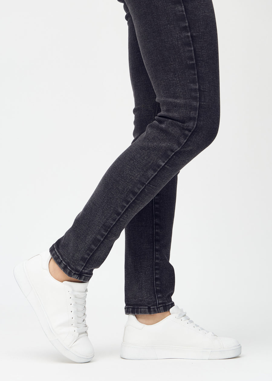 Slimjeans för kvinnor i mörkgrå, färgen Shadows. Närbild vid anklarna på en modell som visar passformen vid bensluten.