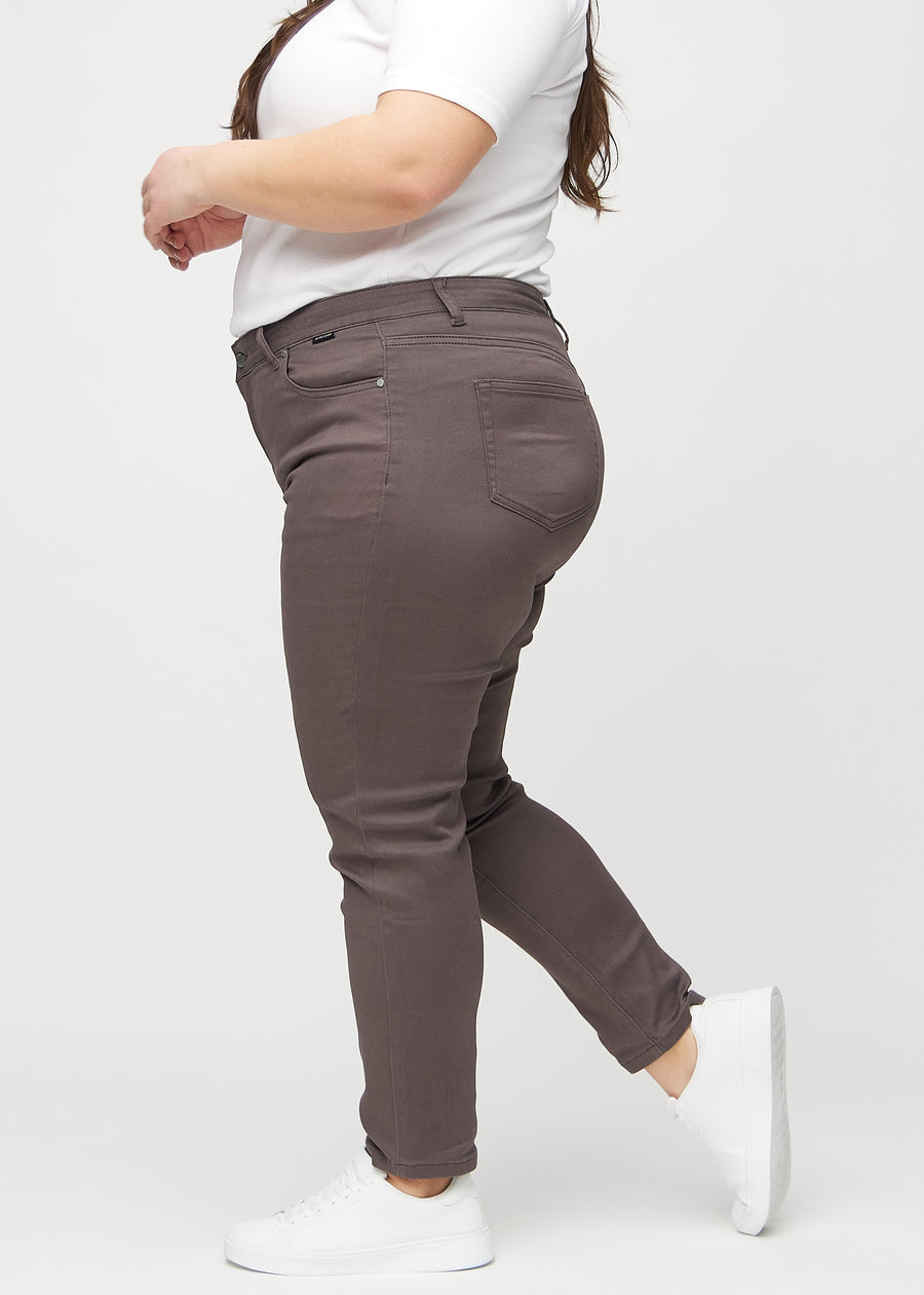 Slimjeans för kvinnor i gråbrun, färgen Thunders. Från sidan på en plus size-modell.