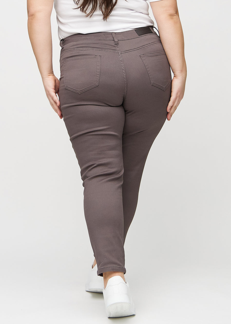 Slimjeans för kvinnor i gråbrun, färgen Thunders. Bakifrån på en plus size-modell, så att hela passformen syns.