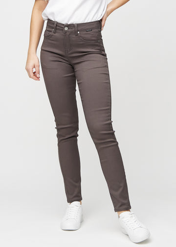 Slimjeans för kvinnor i gråbrun, färgen Thunders. Framifrån på en modell, med kroppsnära ben och lite mer utrymme vid anklarna.