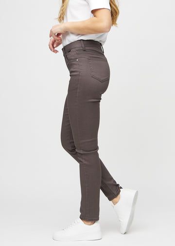 Slimjeans för kvinnor i gråbrun, färgen Thunders. Från sidan på en modell.