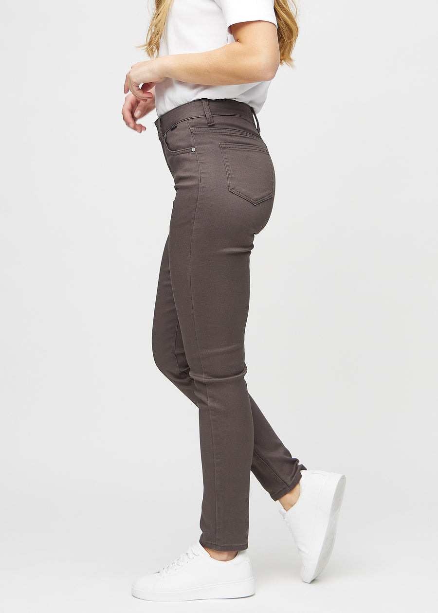 Slimjeans för kvinnor i gråbrun, färgen Thunders. Från sidan på en modell.