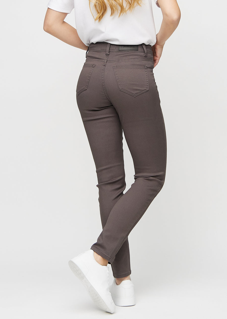 Slimjeans för kvinnor i gråbrun, färgen Thunders. Bakifrån på en modell, så att hela passformen syns.
