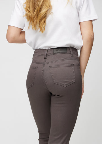 Slimjeans för kvinnor i gråbrun, färgen Thunders. Närbild bakifrån på en modell som visar detaljerna.
